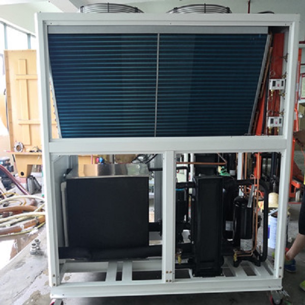 チラーの凝縮器の機能は何ですか?